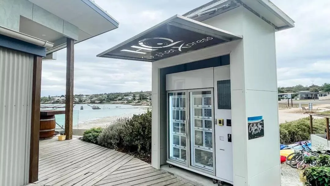 Outdoor locker flower vending machine with cooling system